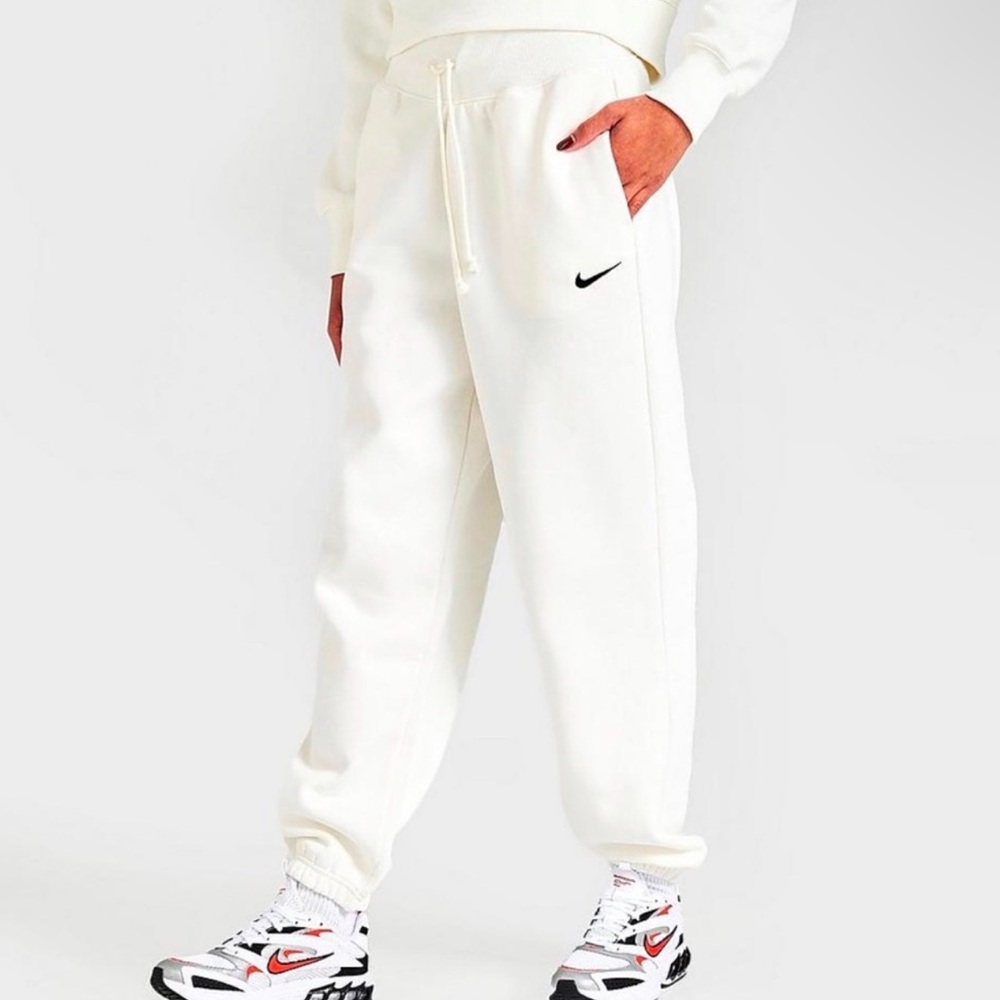 Nike high waised phoenix sweatpants 
Size xs with tags